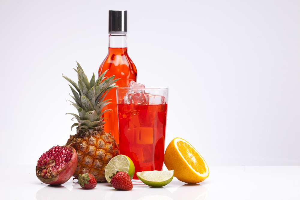 異國情調(diào)的酒精飲料 水果與白色背景的孤島敘事